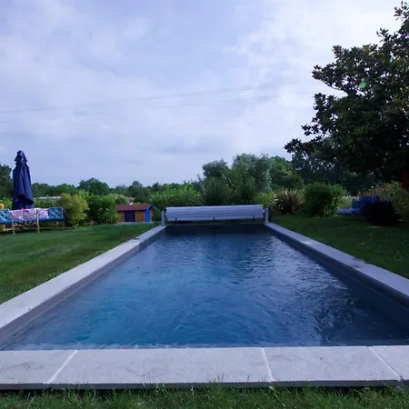Homestay Les Jardins D'ispahan Prignac-et-Marcamps